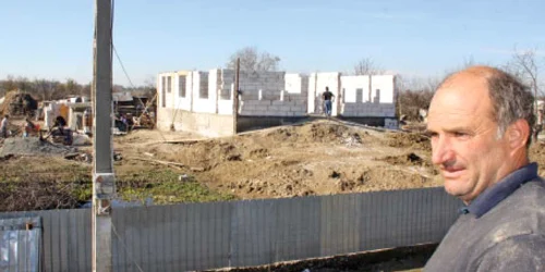 Traian Lacurezeanu a rămas fără casă şi locuieşte cu soţia şi cei trei copii într-un cort