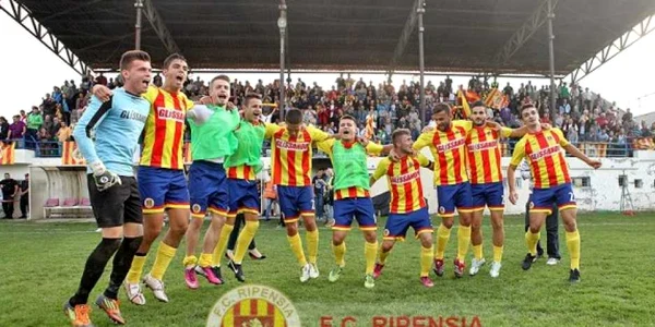 Bucurie mare la finalul meciului Ripensia - UTA (3-0) Foto