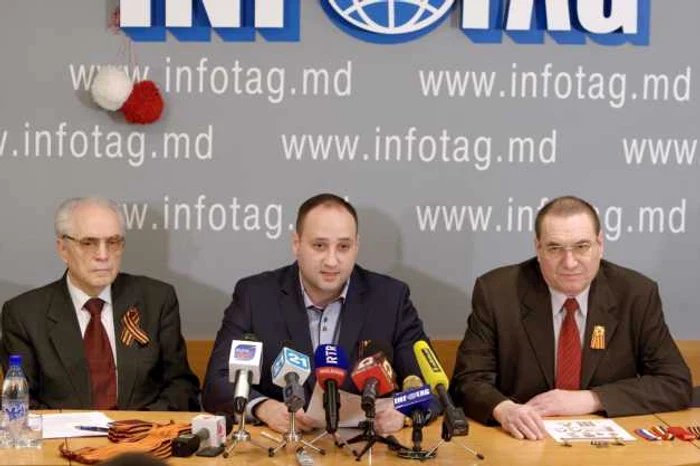 Igor Tuleantev, între alţi doi cunoscuţi pro-ruşi, Emilian Ciobu şi Boris Şapovalov. Foto arhivă