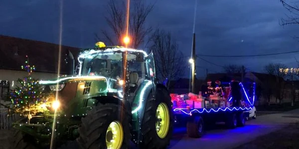 Moş Crăciun a venit cu un tractorul încărcat cu cadouri la copiii din comuna Berlişte