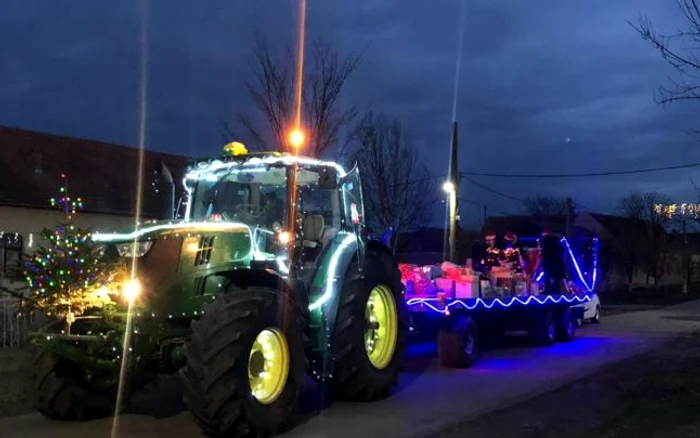 Moş Crăciun a venit cu un tractorul încărcat cu cadouri la copiii din comuna Berlişte