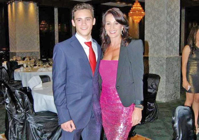 Alex este preferatul Nadiei. El lucrează deja cu ea, în America