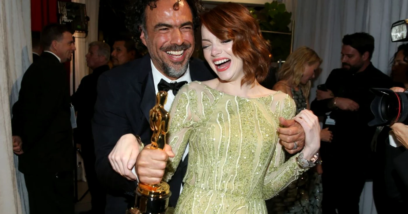 Regizorul mexican
Alejandro González Iñárritu a făcut cea mai bună glumă din
spatele scenei Oscar 2015 FOTO AP / în imagine: Iñárritu, alături de Emma Stone, la petrecere de după decernarea premiilor Oscar