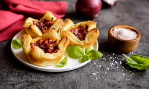 Cosulete cu ceapa caramelizata  Sursa foto shutterstock 599558792 jpg