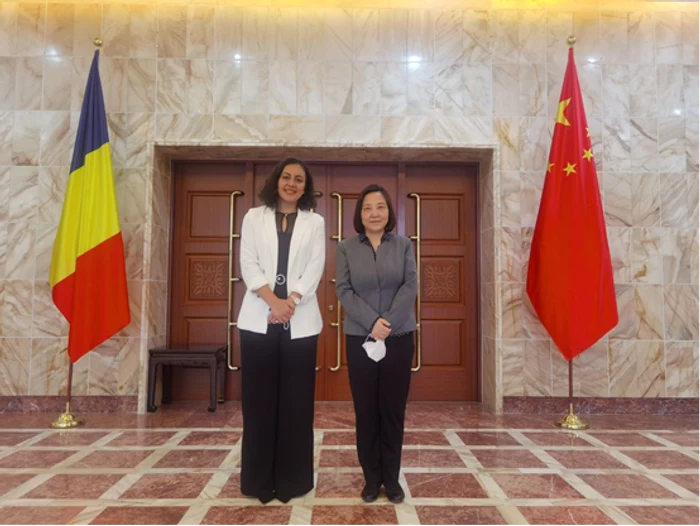 Doamna Zhao Li, fost consilier cultural al Ambasadei Chinei la București și Paula Toma, cercetător