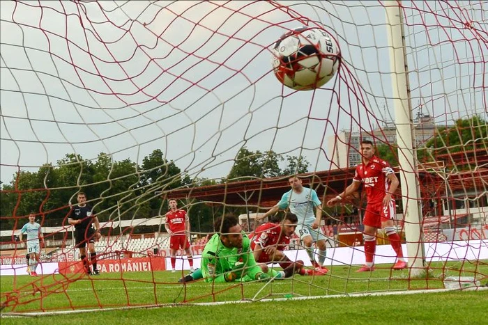 Adrian Popa a deschis scorul în semifinala cu DinamoFOTO: Sportpictures.eu