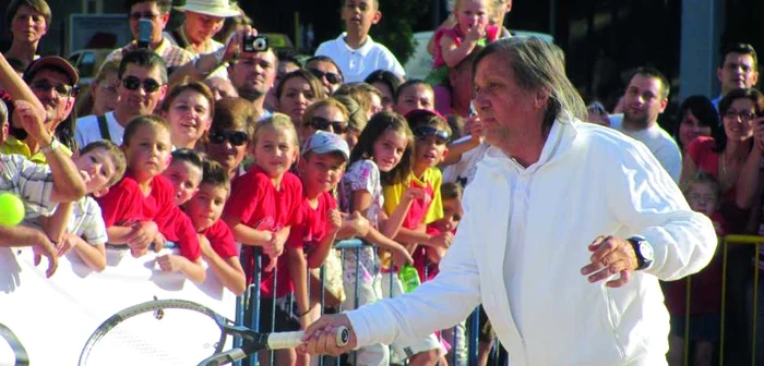 Ilie Năstase a jucat tenis în Piaţa Unirii