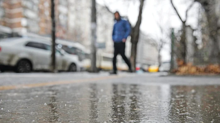 Într-o singură zi, circa 100 de bucureşteni şi-au rupt mâinile şi picioarele pe trotuarele îngheţate