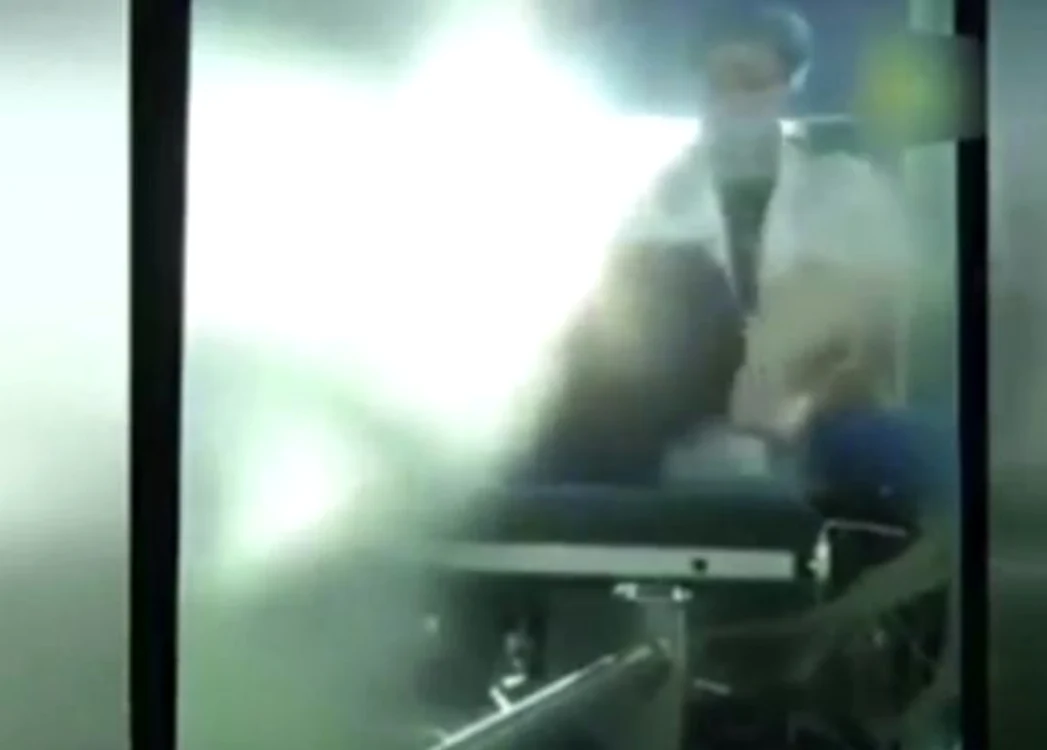 
    Doctorul își bate pacienta fără niciun fel de remușcareFoto Mirror.co.uk  