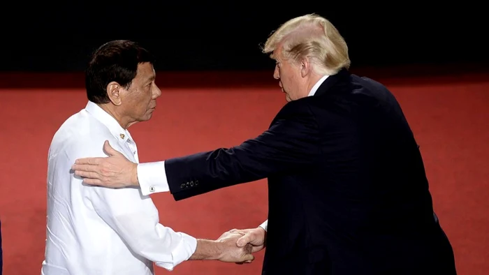 Preşedintele filipinez Rodrigo Duterte şi preşedintele american Donald Trump, în noiembrie 2017, la Summitul ASEAN Foto EPA EFE