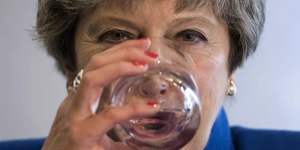 Premierul britanic Theresa May bea apă după ce a ţinut un discurs la Conferinţa pentru Independenţă a Băncii Angliei la Londra Marea Britanie FOTO EPA -EFE / WILL OLIVER