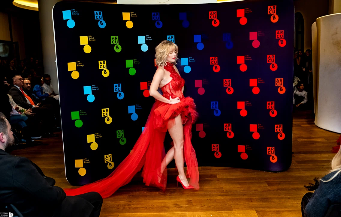 Diana Dumitrescu pentru Denis Predescu în show Valentino by Alin Gălăţescu