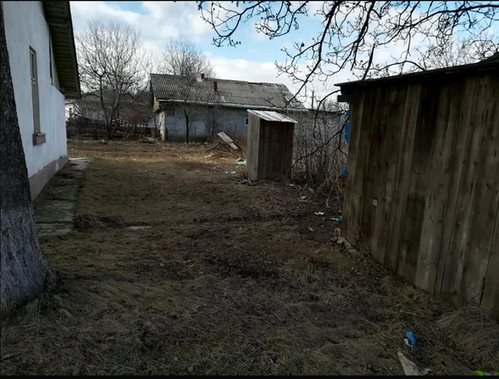 Multe case au încă toaleta în fundul curții FOTO Cosmin Zamfirache