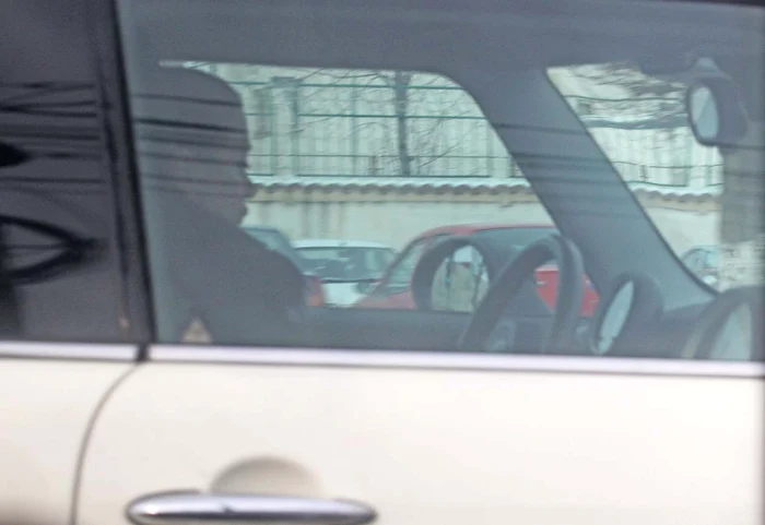 Cu gândurile în altă parte. Așa am surprins-o la volan pe Denisa