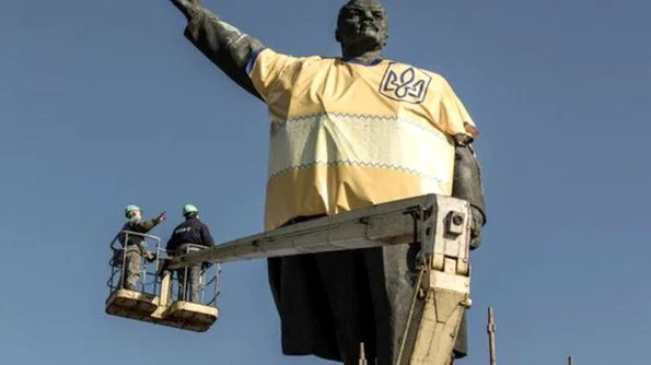 Ucraina a înlăturat toate monumentele cu Lenin de pe teritoriul pe care îl controlează jpeg