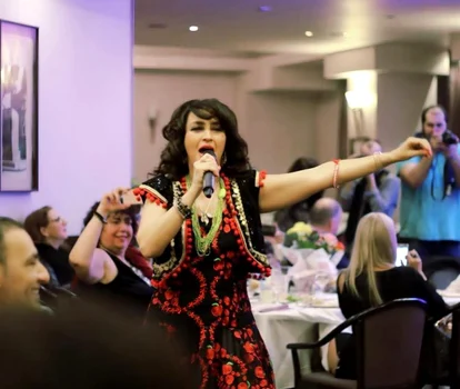 Îi plăceau petrecerile cu lume multă, până în zori