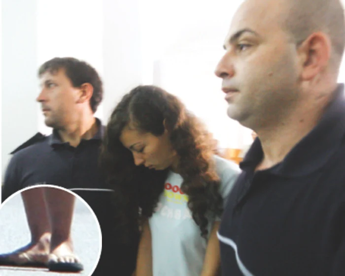 Papucii purtaţi în celulă i-au provocat răni