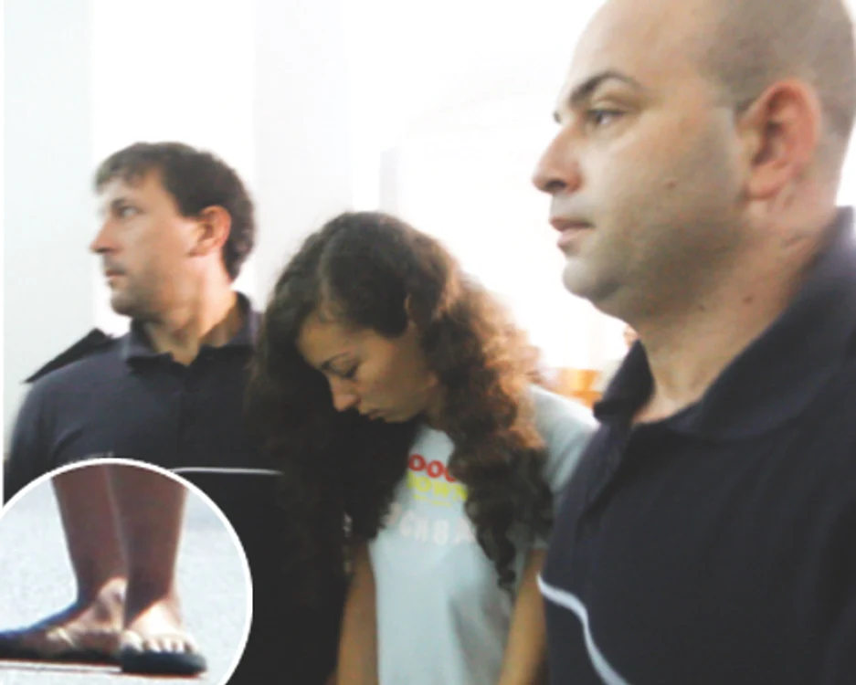 
    Papucii purtaţi  în celulă i-au  provocat răni  