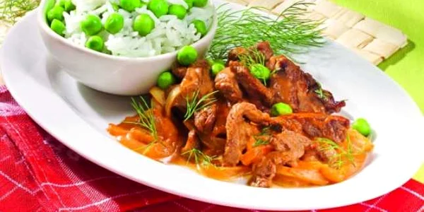 Vită Stroganoff cu orez şi mazăre