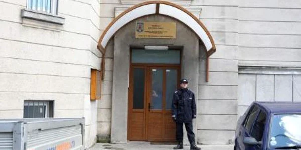 Avocatul a fost condus la sediul DNA, unde i s-au pus cătuşe pe mâini