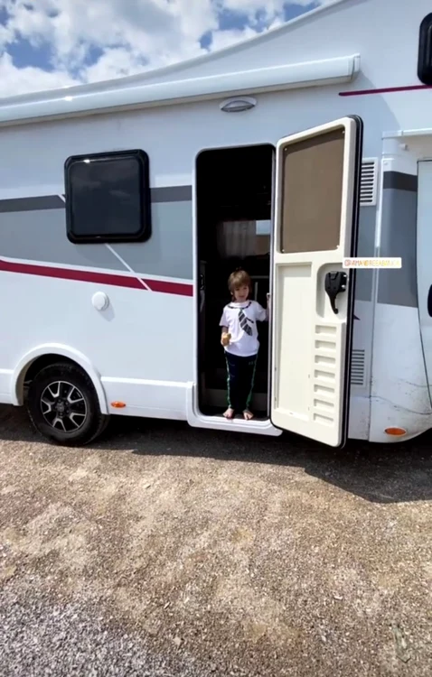 
    Micuțul Noah este fericit în vacanța de la Constanța, cu rulotafoto: Instagram  