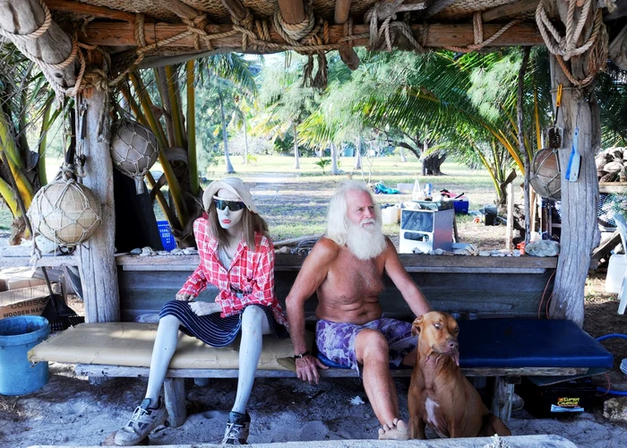 Când are chef de vorbă discută cu manechinele 