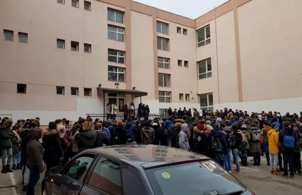 Altare la liceul din Tulcea unde a invata un elev mort in accident rutier FOTO CTHC