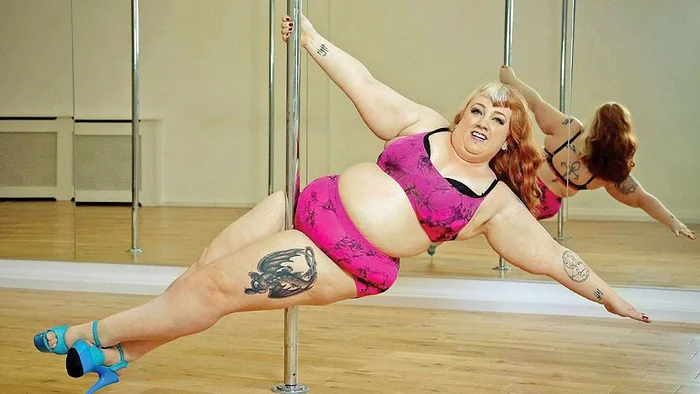 
    Este o minune că bara nu se rupe sub greutatea Laurei Moore  