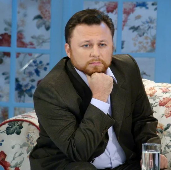 Dragoş Dolănescu îi calcă astfel pe urme tatălui său, care a fost la rândul lui deputat, în România, pentru câţiva ani FOTO Captură Pro TV