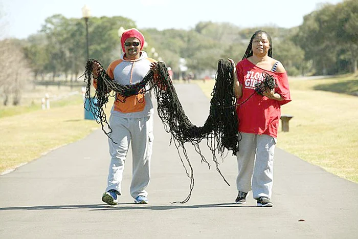 Numai aşa poate merge la plimbare: soţul îi cară părul, ea se leagănă