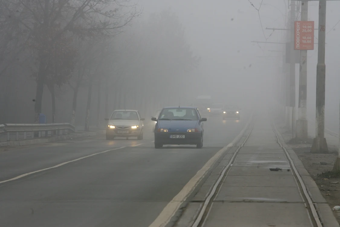
    Şoferii trebuie să fie mai vigilenţi pe timp de ceaţăfoto: Click!  