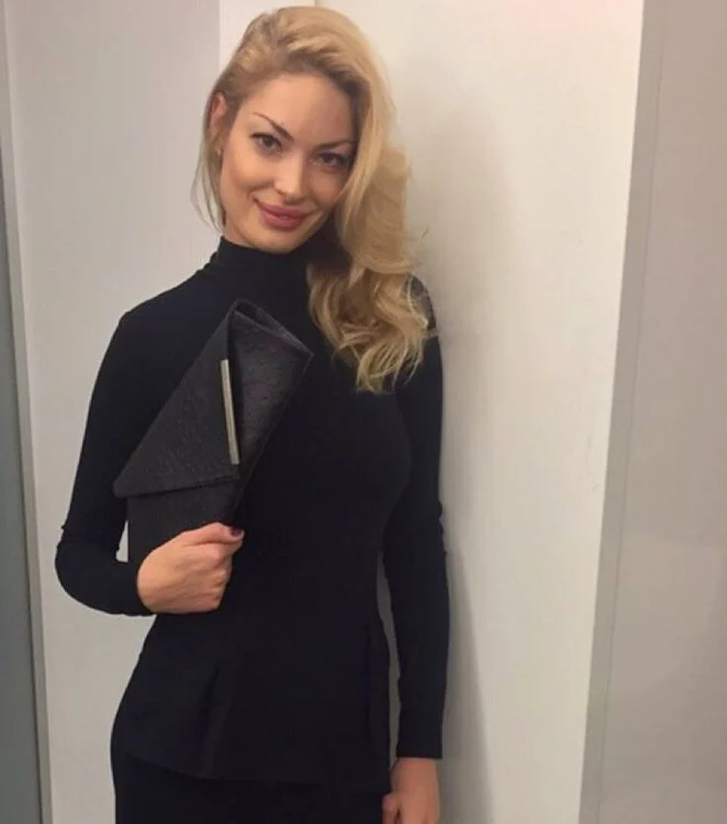 Valentina Pelinel a accesoprizat ţinuta cu un plic din piele de struţ