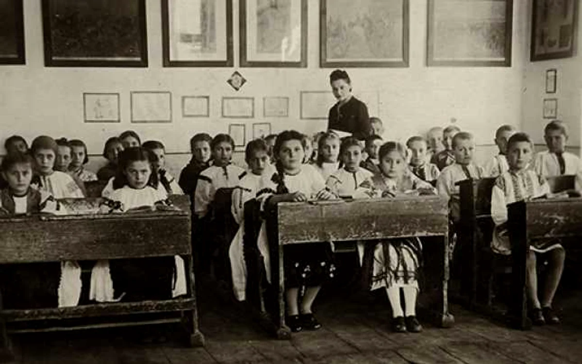 Elevi la şcoala primară în perioada interbelică