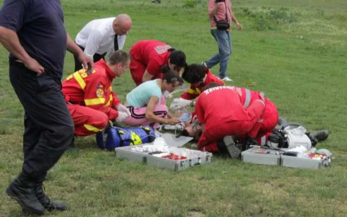 Tânărula primit îngrijiri medicale la faţa locului FOTO Ziarul de Iaşi