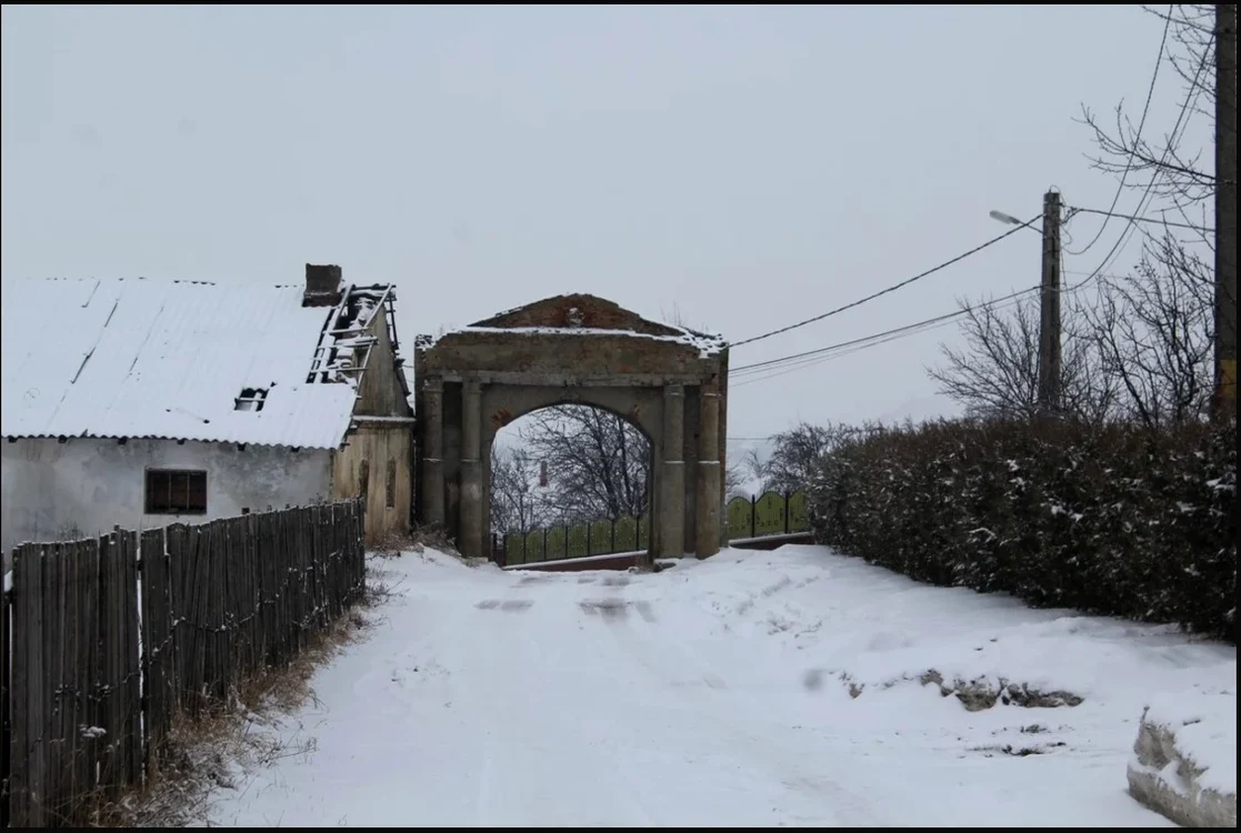 Poarta conacului de la Flămânzi FOTO Cosmin Zamfirache