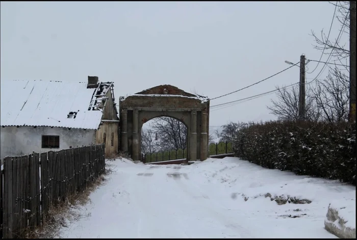 Poarta conacului de la Flămânzi FOTO Cosmin Zamfirache