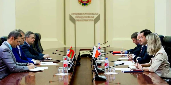Evgheni Sevciuk si viceministrul de Externe al Poloniei Konrad Pawlik