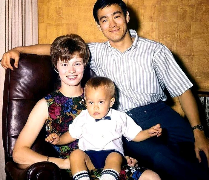Linda, alături de Bruce Lee și fiul lor, Brandon FOTO Adevărul