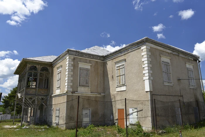 Conacul Cantacuzino pare că arată bine, dar este și el o ruină FOTO Monumenteneamţ.ro