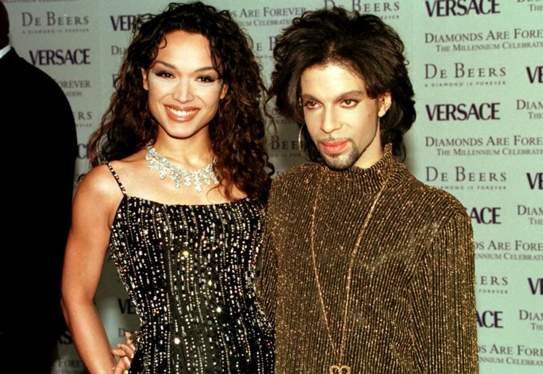 
    Cântăreața Bria Valente, cea din stânga lui Prince, a fost protejata și iubita luiFoto: Getty  