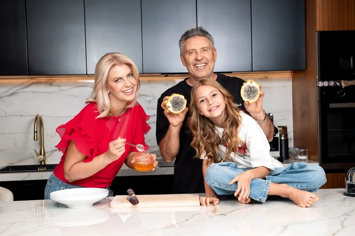 Alexandru Sautner și familia foto OK! Magazine DSC 7550 (1) jpg