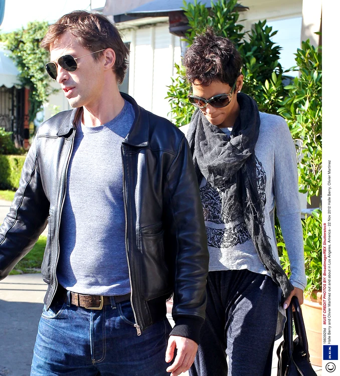 Halle Berry and Olivier Martinez out and about in Los Angeles, America   22 Nov 2012 jpeg