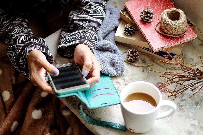 Telefon mâini cafea femeie