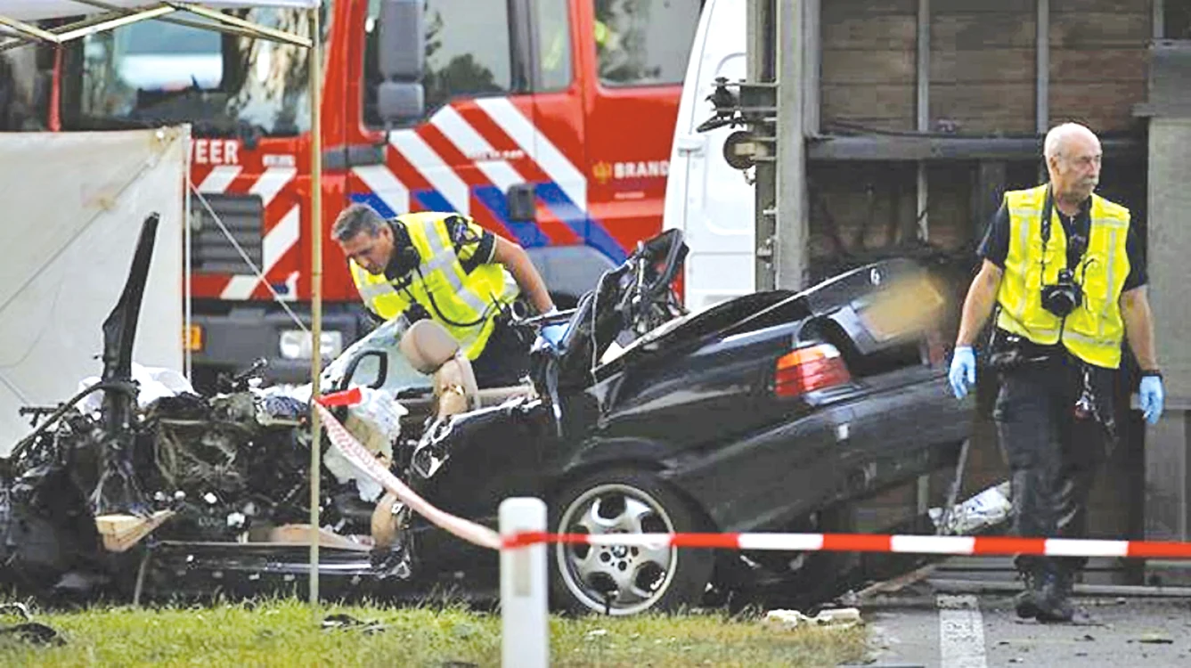 
    Maşina lui Joop Visscher s-a izbit frontal de un TIRFoto: omroepbrabant.nl / SK-Media  
