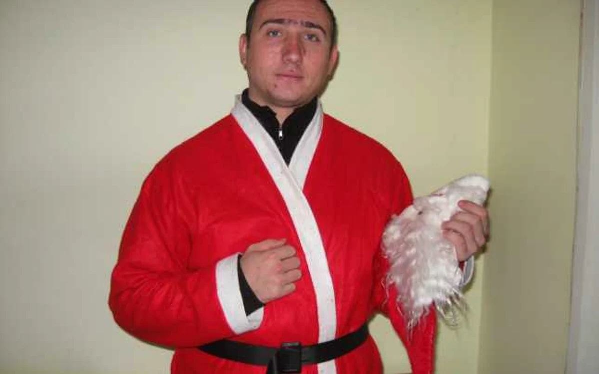 Mihai este Moş Crăciun pentru copiii prietenilor lui