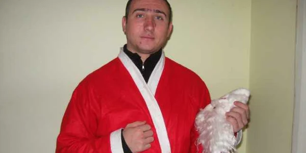 Mihai este Moş Crăciun pentru copiii prietenilor lui