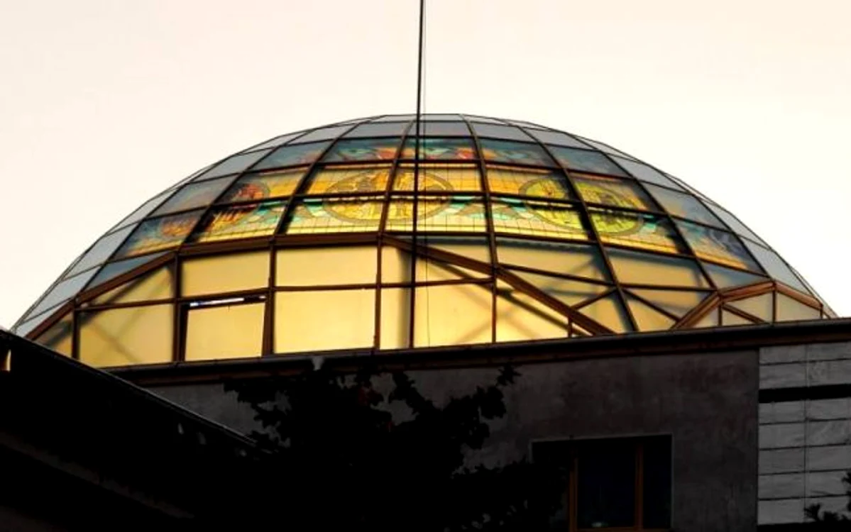 Cea mai mare cupolă vitraliu din lume omologată de Cartea Recordurilor - la Biblioteca Judeţeană Vâlcea Foto Adevărul - credit Alexandru Cutelecu