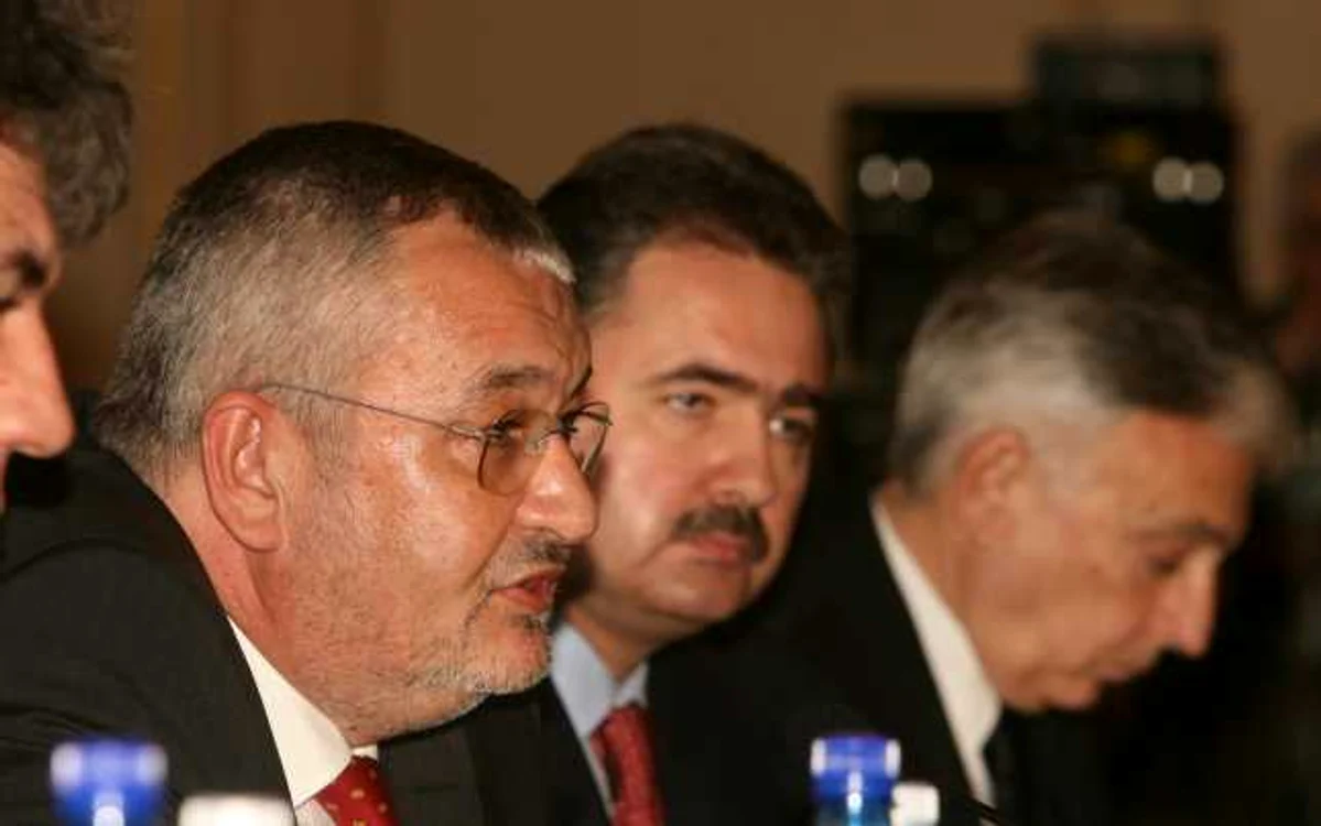Ministrul Finanţelor, Sebastian Vlădescu, şi reprezentantul României la FMI, Mihai Tănăsescu