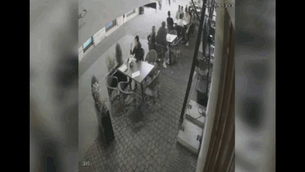Momentul în care doi tineri pleacă în fugă, fără să plătească, după ce au mâncat la un restaurant din Timișoara