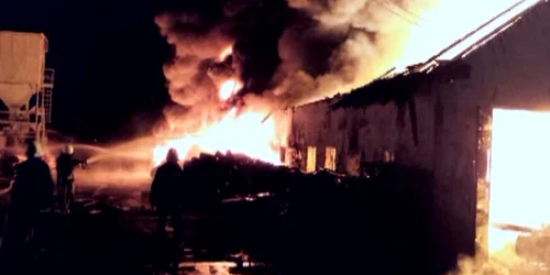 Incendiul s-a extins rapid la tot depozitul. FOTORomania TV